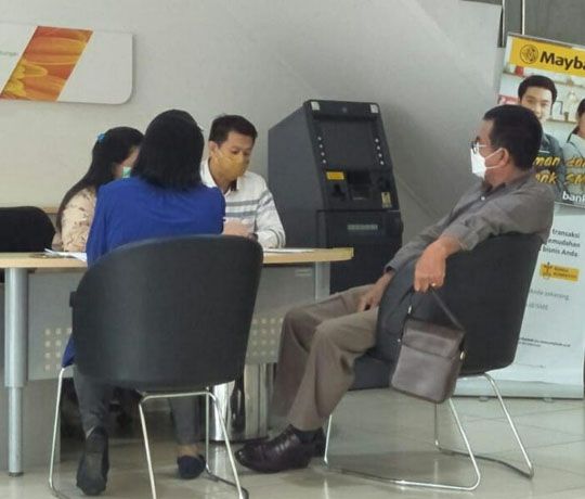 PENGGELAPAN : Nasabah Maybank Bungo saat mendatangi kantor cabang untuk meminta kejelasan terkai dana investasi miliknya

