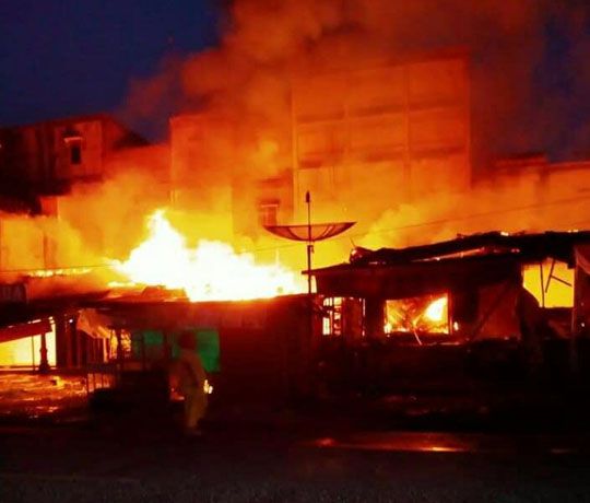 MEMBARA : Kebakaran di Pasar Singkut yang terjadi Kamis (12/8) menyebabkan 7 ruko hangus terbakar

