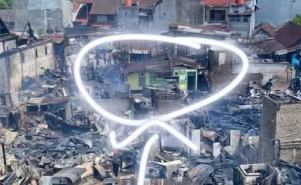 Rumah Irmawati, tampak satu-satunya rumah yang selamat di tengah amukan api.
