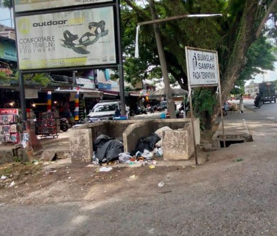 SAMPAH MENUMPUK: Selama pandemi ini, kapasitas sampah di Sarolangun, makin hari, semakin bertambah. Foto penumpukan sampah diambil di sudut kota Sarolangun.

