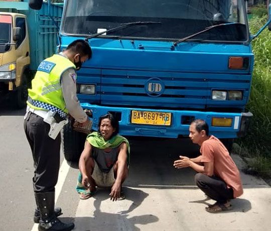 LAKA LANTAS : Sopir truk sempat melarikan diri, kemudian dikejar polisi dan tertangkap di depan UIN Mendalo