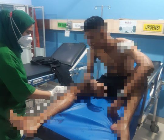 PEMBACOKAN : Salah satu korban harus mendapatkan perawatan medis setelah menjadi korban pembacokan