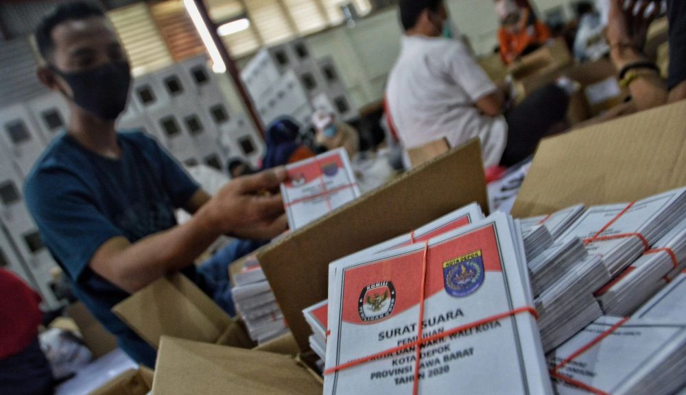 Petugas Komisi Pemilihan Umum (KPU) melakukan pelipatan surat suara Pilkada di Gudang Logistik KPU Depok, Jawa Barat, Rabu (25/11). Jumlah surat suara yang tercetak adalah sejumlah DPT ditambah 2,5 persen sebagai cadangan atau sejumlah 1.262.051 lembar surat suara.