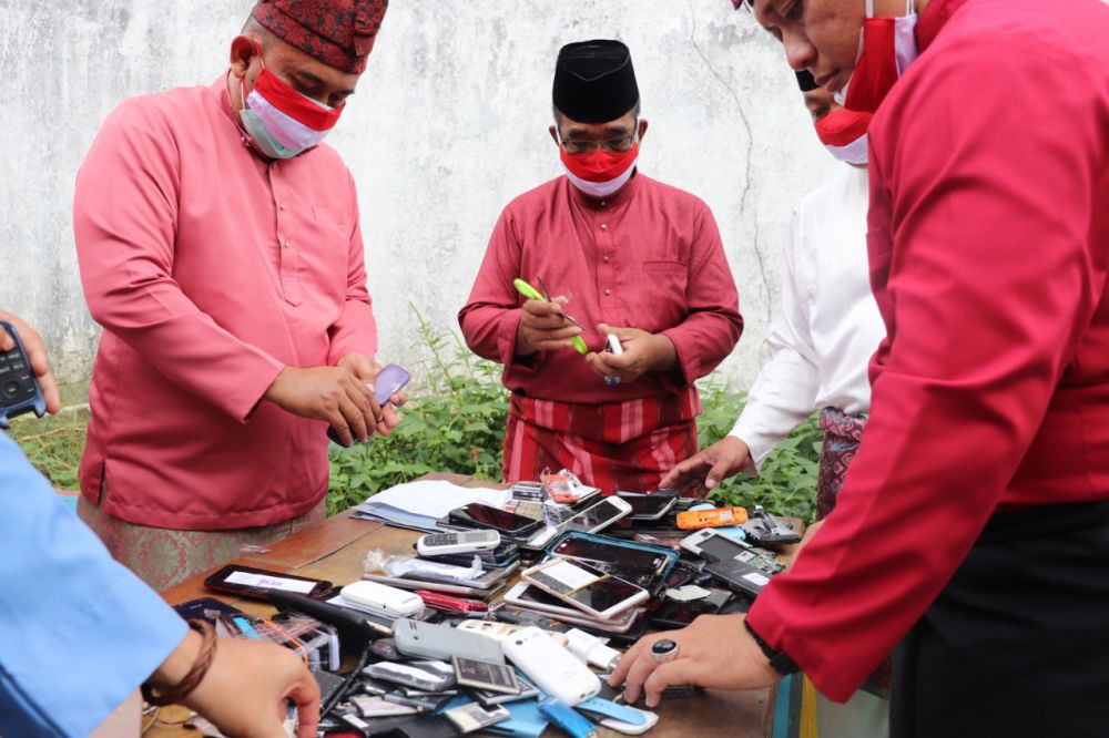 PEMUSNAHAN : Lapas Klas IIA Jambi melakukan pemusnahan barang-barang terlarang dari dalam lapas dengan cara dibakar. Barang terlarang tersebut hasil penggeledahan Selasa(17/8) lalu