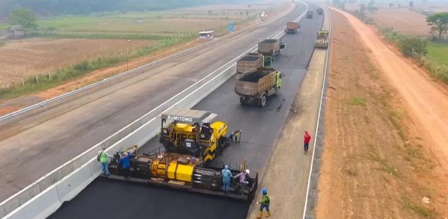 Ilustrasi pembangunan infrastruktur jalan tol.