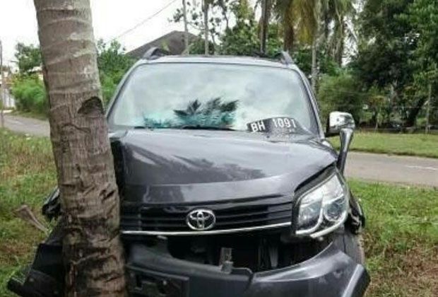 LAKA : Mobil yang dikendarai oleh Ruslan (50) terlihat menabrak pohon kelapa.