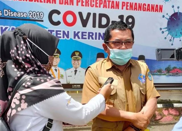 WAWANCARA: Kadis Kesehatan Kerinci, Hermendizal, saat diwawancari wartawan liputan Kerinci dan Sungai Penuh.


