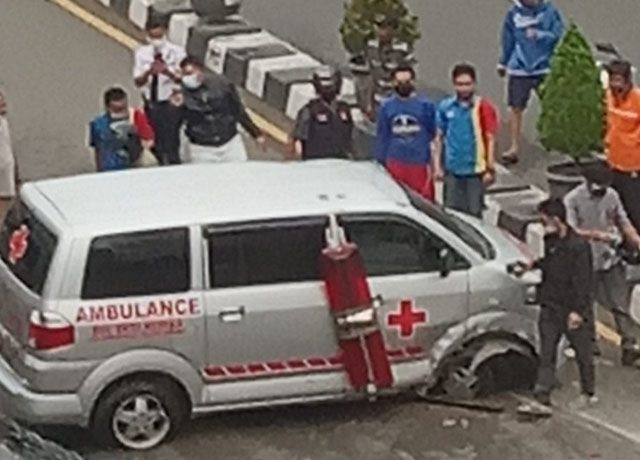 Ambulan terbalik usai menabrak trotoar di Pasar Jambi
