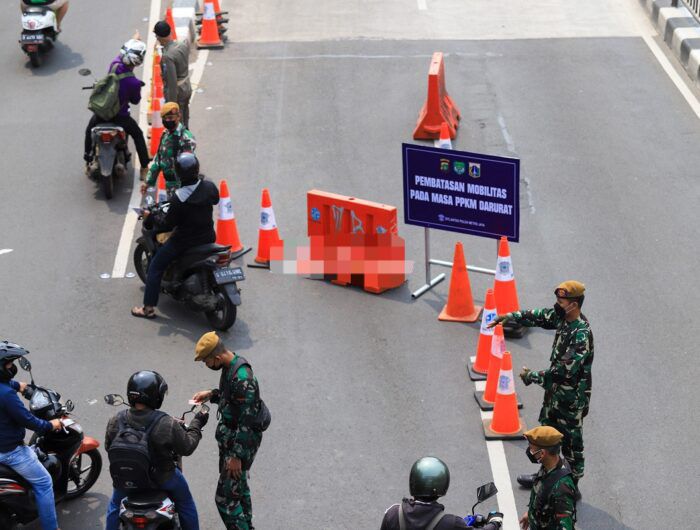 Personel gabungan Polda Metro Jaya, Kodam Jaya, dan Pemprov DKI menambah titik penyekatan selama Pemberlakuan Pembatasan...