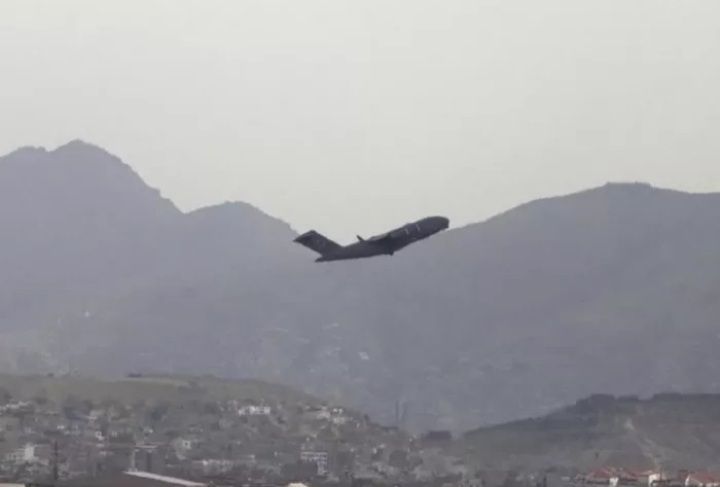 Pesawat kargo Amerika Serikat terbang lepas landas dari Bandara Kabul.