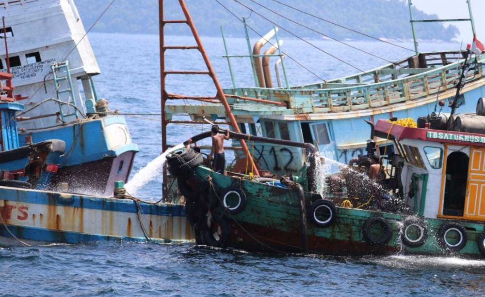Menteri Kelautan dan Perikanan Susi Pudjiastuti melihat langsung penenggelaman 13 kapal ikan vietnam pelaku ilegal fishing di perairan Tanjung Datuk, Kalimantan Barat, kemarin.