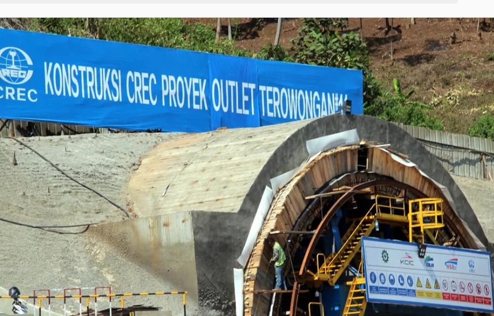 Sejumlah pekerja sedang menyelesaikan tiang pancang Kereta Cepat Jakarta-Bandung seperti terlihat di Ruas Tol Purbaleunyi Km 125, Minggu (17/11/2019).