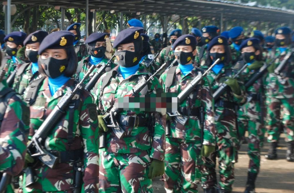 Anggota Korps Prajurit Wanita TNI bersiap mengikuti apel bersama Korps Prajurit Wanita TNI di Plaza Mabes TNI, Cilangkap, Jakarta, Rabu (21/04). Apel dalam rangka memperingati hari Kartini tersebut diikuti 240 peserta yang berasal dari Korps Wanita TNI dan 25 perwakilan PNS wanita dengan tema 