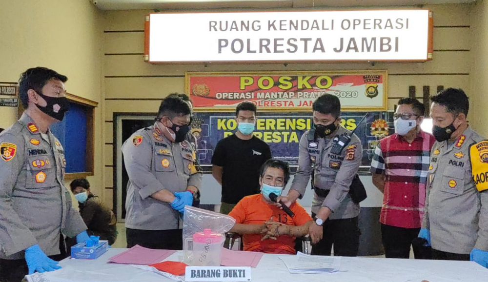 DITANGKAP : Joni yang merupakan penyiram air keras terhadap korbannya Bambang (41) dilumpuhkan polisi dengan timah panas
