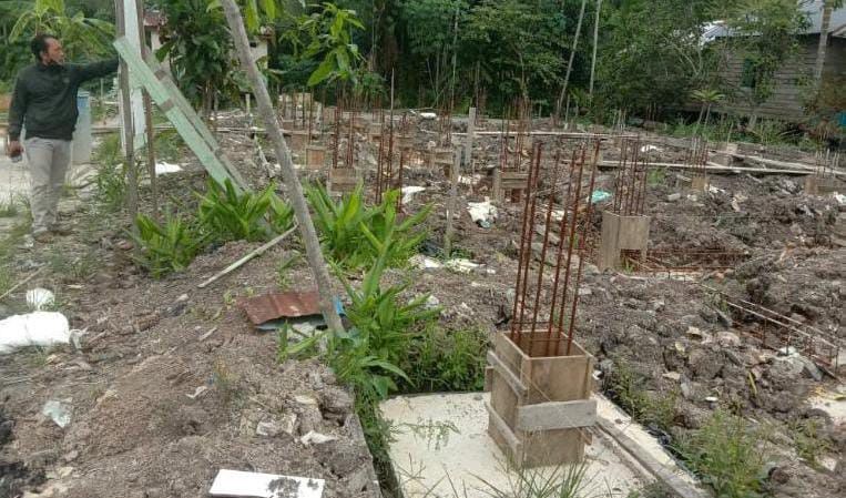 Pelaksanaan Pembangunan SD Negeri 83 di Desa Mekar Tanjung, Kecamatan Bram Itam, Kabupaten Tanjabbar, terancam mangkrak.