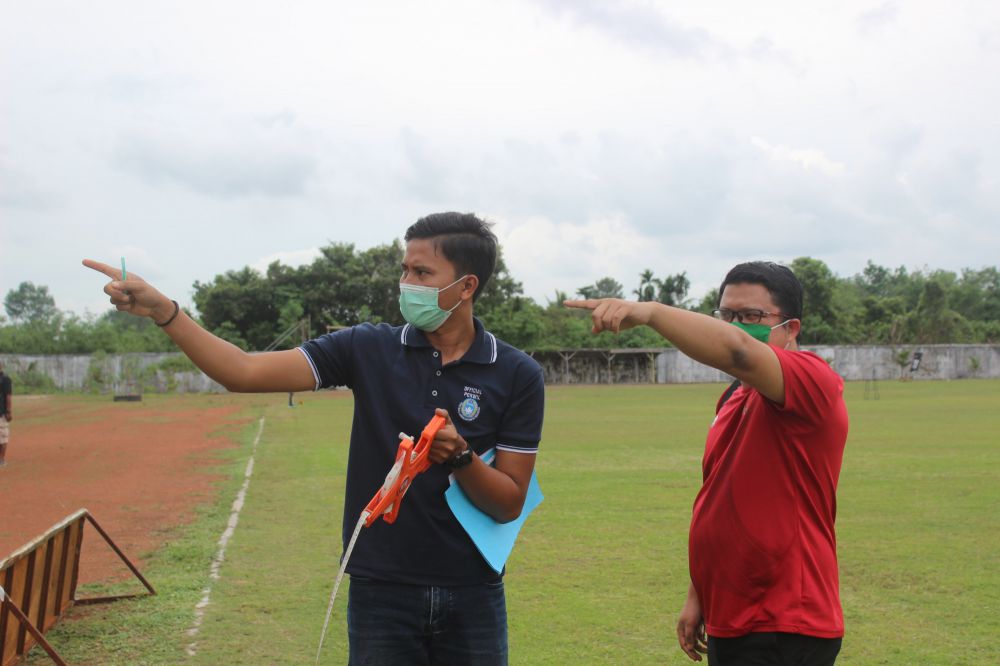 Tim dari Asprov PSSI Jambi saat mengecek kesiapan lapangan di Stadion KONI Batanghari beberapa waktu lalu. Persibri akan menjadi tuan rumah turnamen tersebut