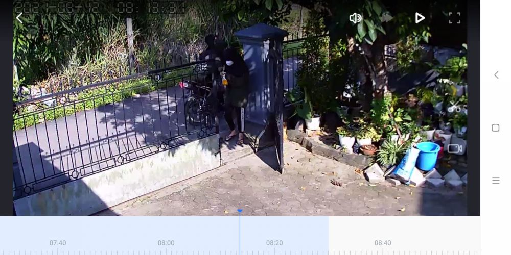 Aksi jambret terekam CCTV yang beraksi pada pagi hari sekira pukul 08.00 WIB

