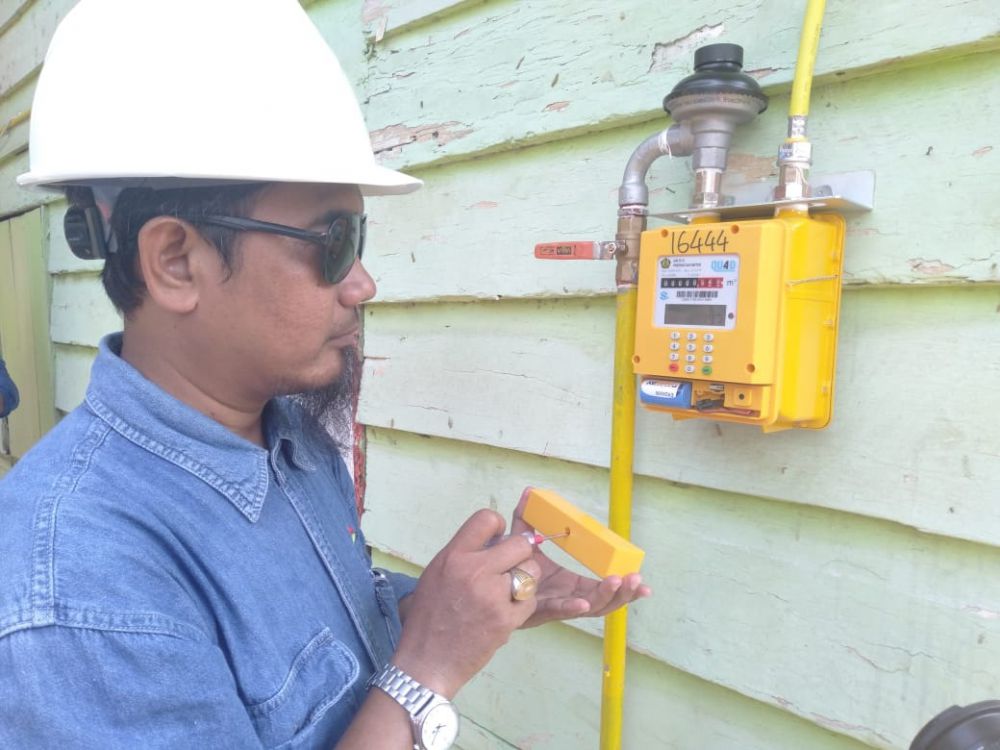 Petugas ketika memantau Jargas yang dipasang di rumah warga di Kota Jambi.