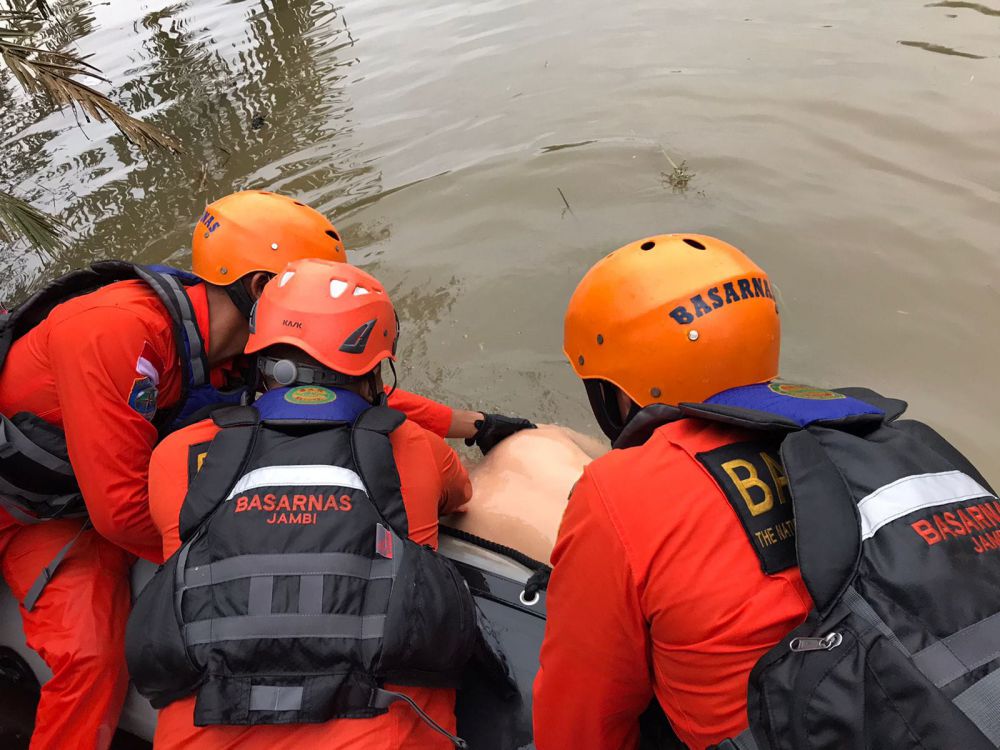 Basarnas Jambi saat mengevakuasi jasad santri yang ditemukan tewas tenggelam di Sungai Semayo Tabir