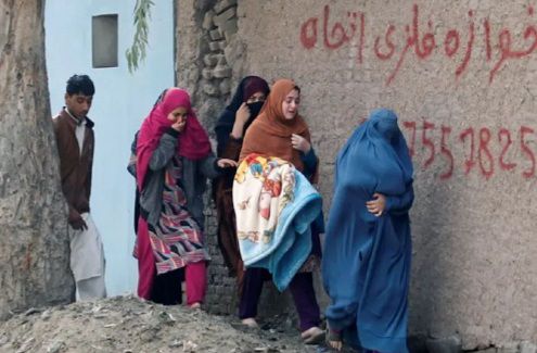 Wanita Afghanistan meninggalka lokasi ledakan dan erea pertempuran di Jalalabad. 