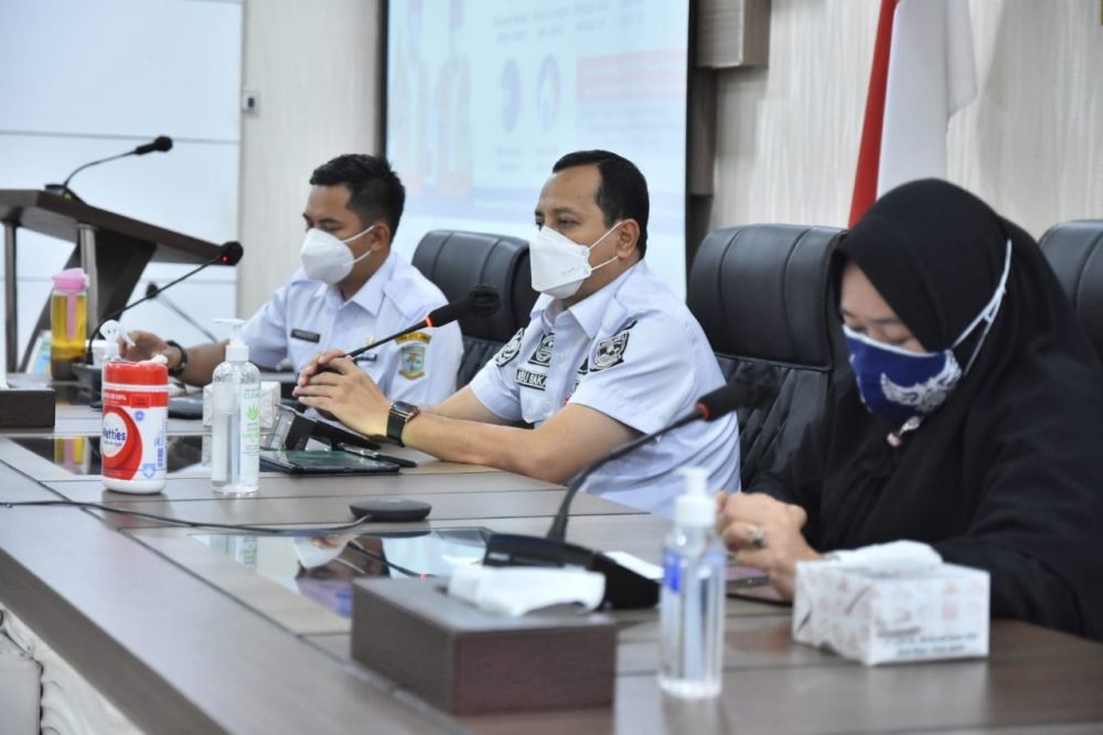 Kepala Dinas Kominfo Kota Jambi Abu Bakar (tengah) saat konfrensi pers terkait perkembangan kasus Covid-19 di Kota jambi.