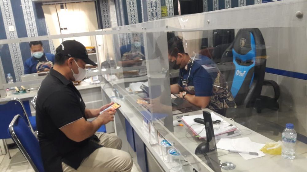 Pegiat media sosial Jambi, Bob Bee Builder saat melaporkan pemilik akun tiktok yang viral menghina warga Jambi beberapa hari lalu