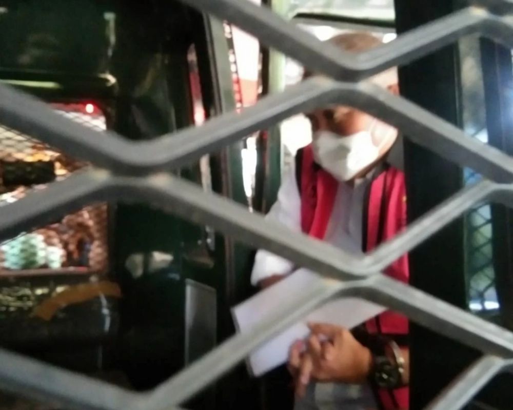 Eks Gubernur Sumatera Selatan Alex Noerdin saat memasuki mobil tahanan Kejagung, Kamis (16/9).