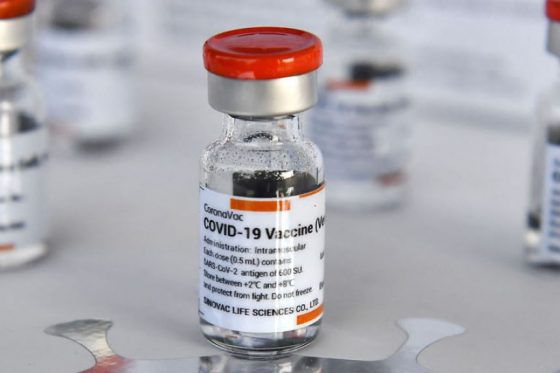Vaksin Covid-19 Sinovac dari Tiongkok. Sejumlah penetitian menyebutkan suntikan dosis ketiga vaksin Sinovac atau booster efektif melindungi tubuh.