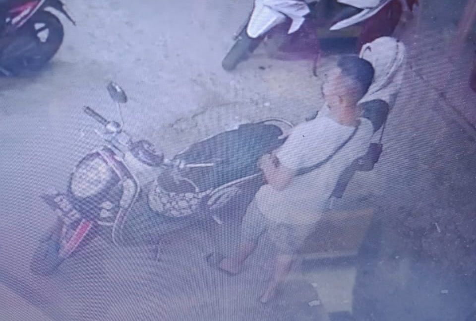 Gasak minyak sayur di Alfamart, aksi dua pencuri diduga sepasang suami istri terekam CCTV