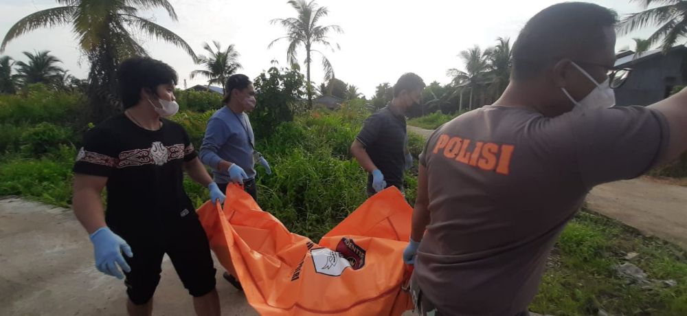 Petugas saat mengevakuasi mayat yang ditemukan dalam keadaan sudah membusuk untuk di bawa ke RSUD Daud Arif Kuala Tungkal