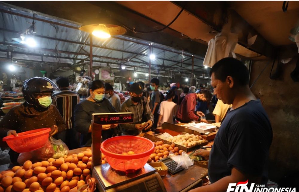 Pembeli saat memilih telur ayam di Pasar Tradisional Kebayoran Lama, Jakarta, (2/5). Pedagang mengeluhkan daya beli masyarakat menurun selama pemberlakukan Pembatasan Sosial Berskala Besar (PSBB) virus corona di Jakarta, salah satunya telur ayam yang biasanya di jual Rp 26 ribu per kg turun menjadi Rp. 23 ribu per kg. 