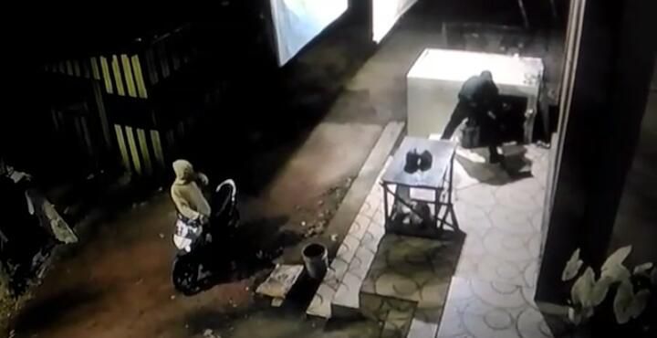 Tiga orang pencuri ikan nila terekam cctv saat melancarkan aksinya pada Senin (20/9) lalu