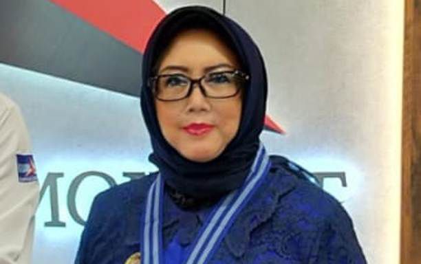 dr Hj Indrawati Sukadis, M.Si