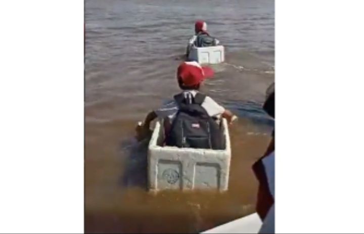 Siswa menyeberangi sungai pakai kardus ikan di Sumsel.