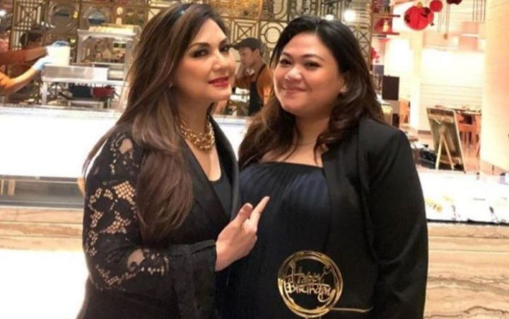 Nia Daniaty & putrinya