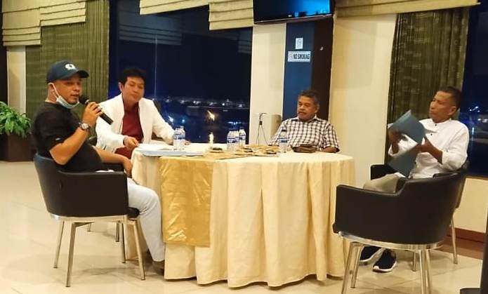 Anggota Exco PSSI Jambi Taufik, Fadhil Arief, Ketua Askab PSSI Kota Jambi Fatri dan Ketua Persibri Safril Saputra