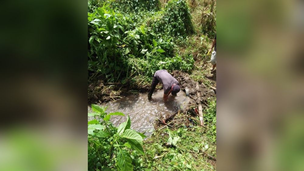 Petugas Perumda Air Minum Tirta Khayangan Kota Sungai Penuh, saat memperbaiki pipa.