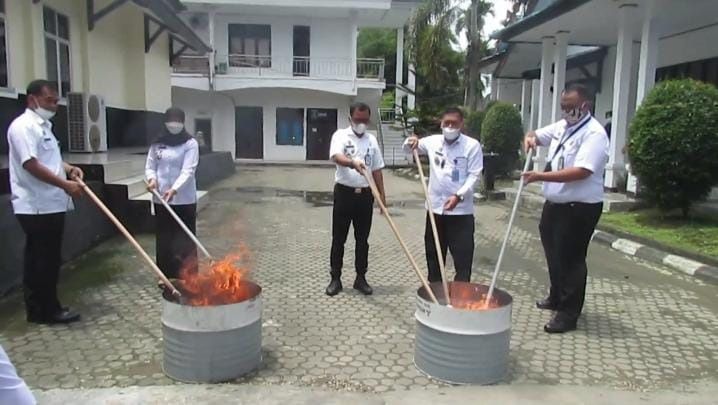 Pihak Kemenkumam Jambi saat memusnahkan ribuan berkas napi dengan cara di bakar.