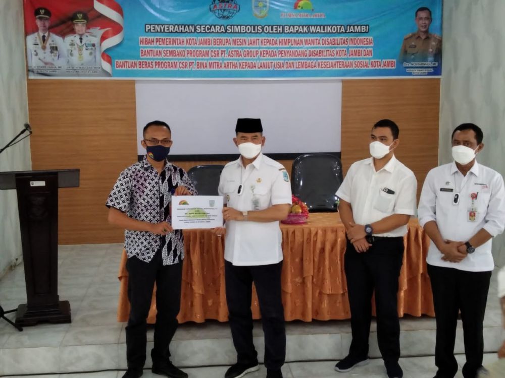 Penyerahan bantuan untuk masyarkat melalui Walikota Jambi Sy Fasha oleh pelaku usaha.