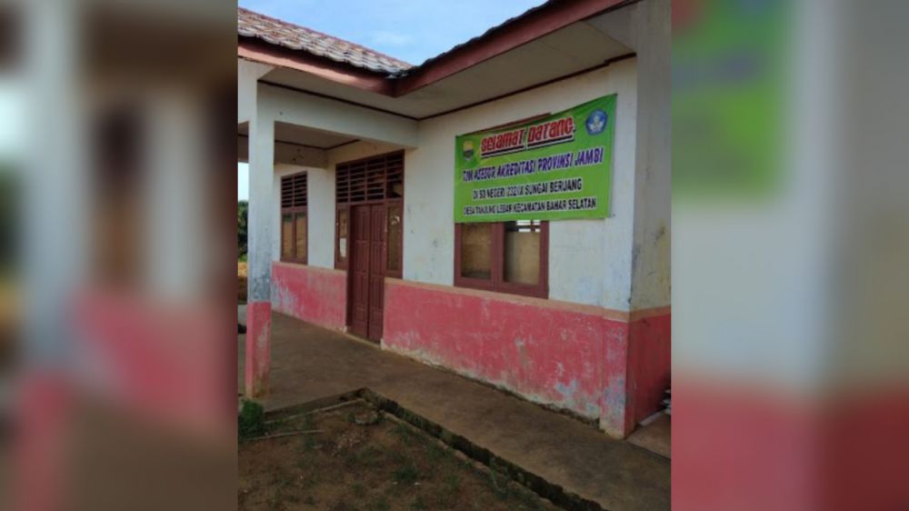 Tiga dari satu SD yang direncanakan akan dmasukan aliran listrik.