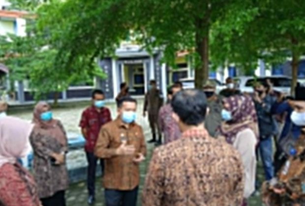 DITINJAU : Gubernur Jambi Al Haris saat meninjau sejumlah tempat isolasi terpadu Covid-19, kemarin (30/1).
