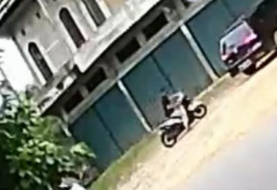 Pelaku curanmor di kawasan Mayang Ujung terekam CCTV saat melancarkan aksinya.
