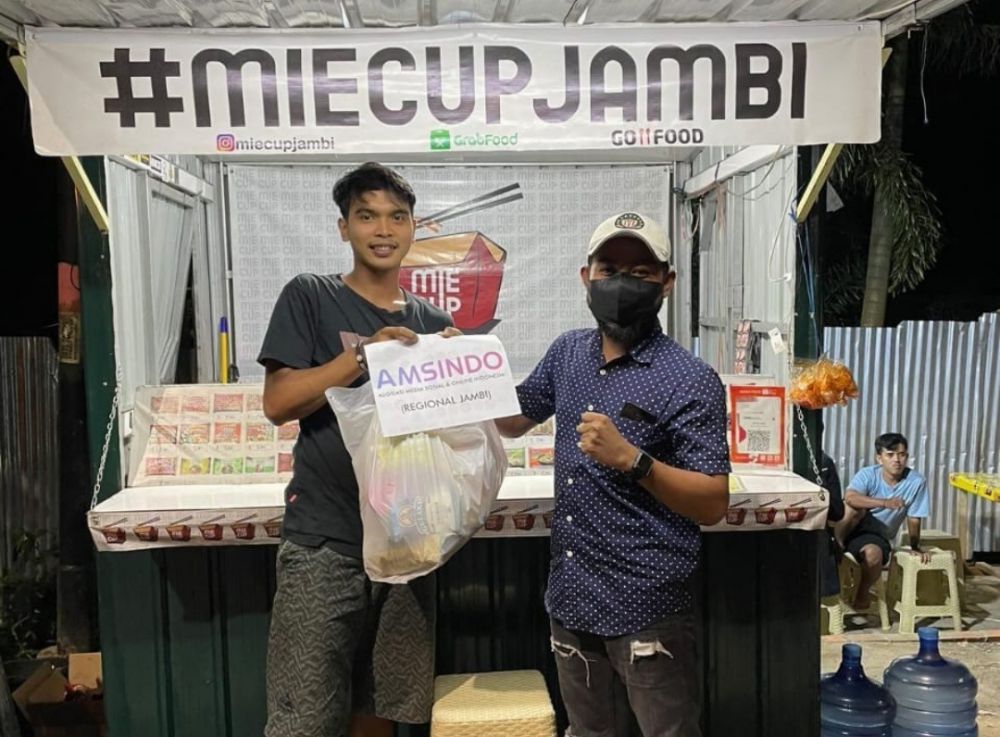 Iwan Kurniawan, Selaku Koordinator Amsindo Kota Jambi saat penyerahan bantuan kepada pelaku UMKM.