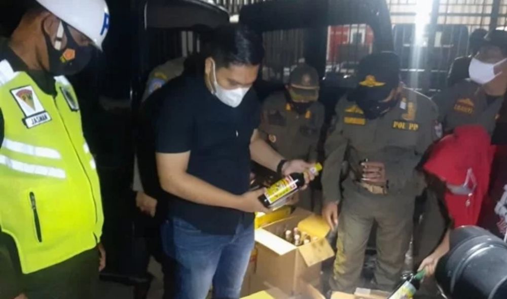 Ratusan Botol Miras Diamankan.