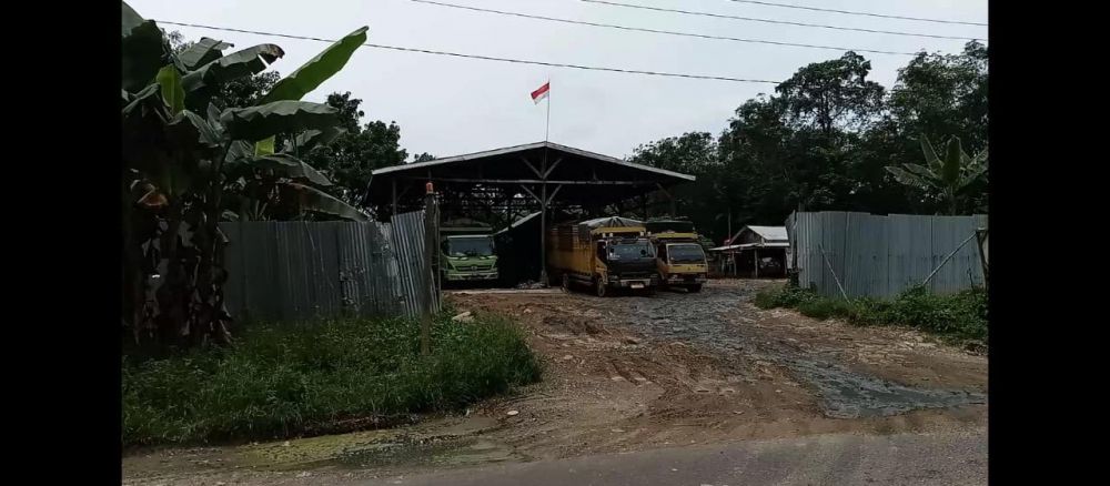 Luapan limbah stopel getah karet yang berada KM 16 Simpang Tepil Desa Kandang Kecamatan Tebo Tengah, saat mengalir ke jalan.