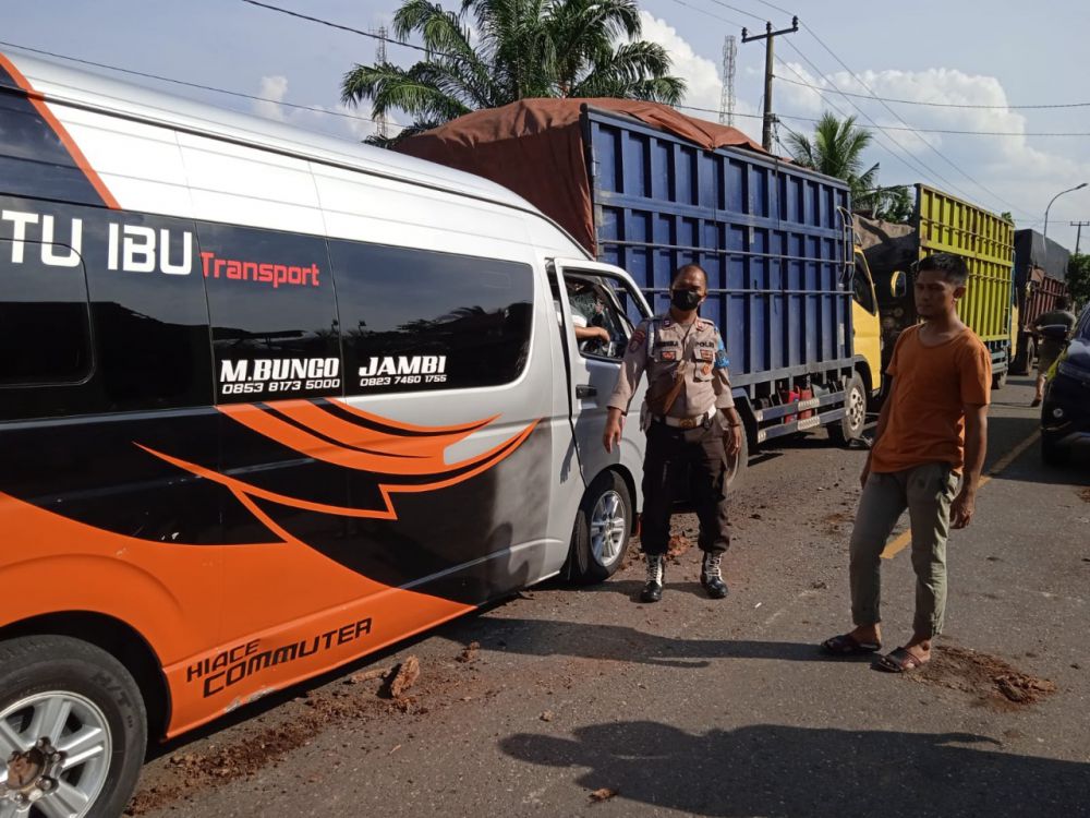 Pengemudi Hieace Tewas Setelah Tabrak Truk Parkir.