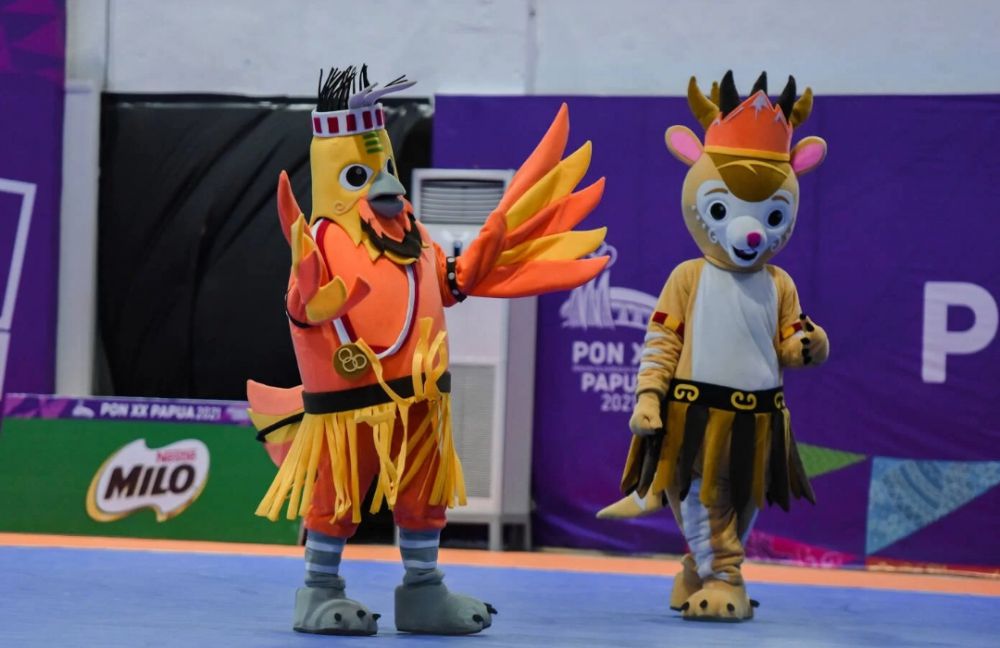 Maskot Drawa dan Kangpho memeriahkan suasana sebelum pertandingan final futsal antara Papua melawan Jawa Barat pada PON XX Papua di GOR Futsal Mimika, Minggu (3/10/2021). 