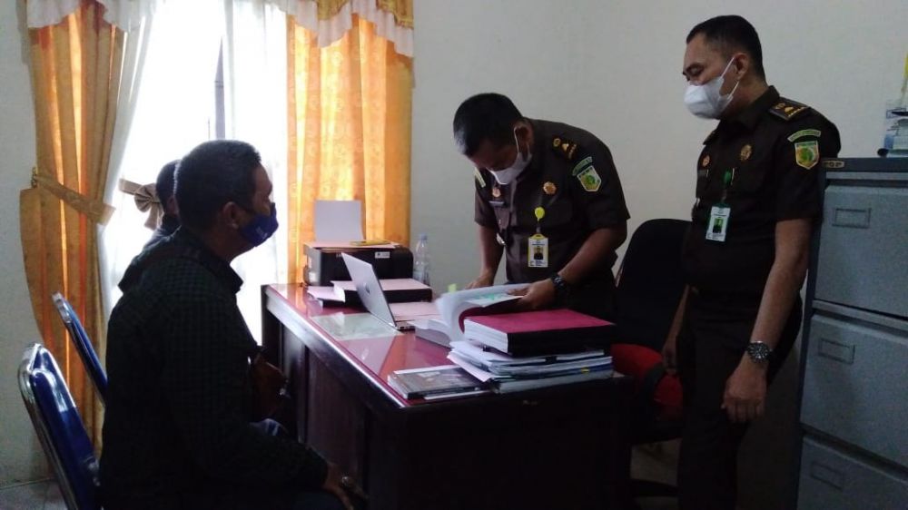 Kepala Desa Medan Seri Rambahan, AZ serta rekannya AR saat diperiksa oleh penyidik Kejaksaan Negeri Tebo terkait kasus pemalsuan ijazah.