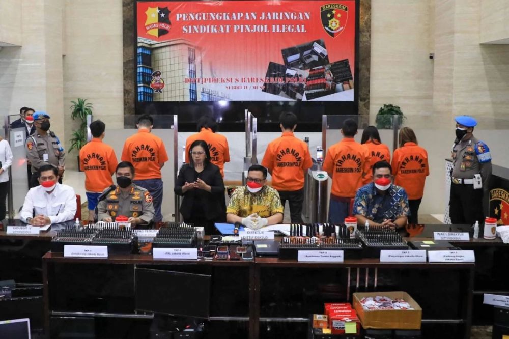 Kabagpenum Kombes Ahmad ramadhan bersama Direktur Direktorat Tindak Pidana Ekonomi Khusus (Dir Dittipideksus) Brigjen Pol Helmy Santika memberikan keterangan pers terkait pengungkapan jaringan sindikat pinjaman online ilegal di Bareskrim Polri, Jakarta, Jumat (15/10). 