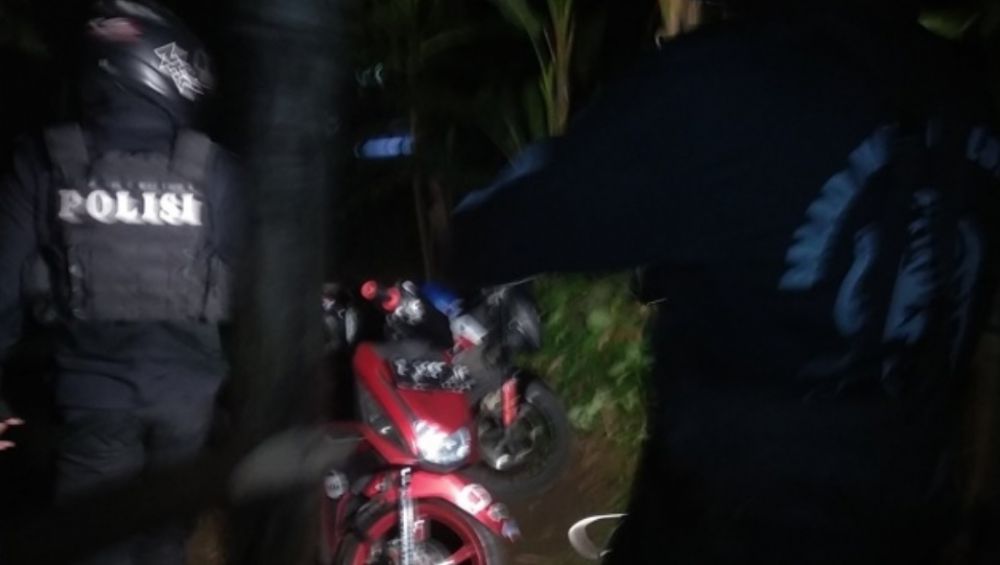 Timsus Maung Galunggung mengejar remaja yang pesta miras di semak-semak Jalan Perintis Kemerdekaan, Sabtu (16/10/21) dini hari. 